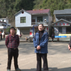 蓝山:邓群赴荆竹瑶族乡开展春节走访慰问和调研督导安全生产等工作