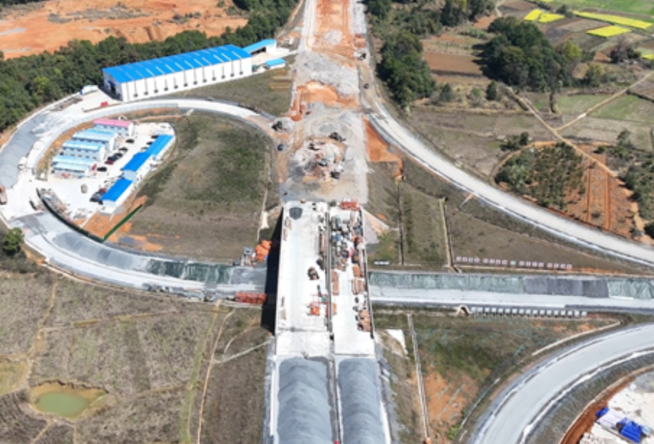 道县：机械轰鸣施工忙 零道高速道县段抢抓工期保年底通车