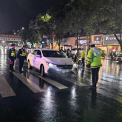 夜间亮剑护出行！东安开展联合执法专项行动，精准打击非法营运