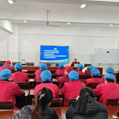 以“三心”守好师生“舌尖上的幸福” ——永州四中河东分校召开2026年春季食堂食品安全培训会