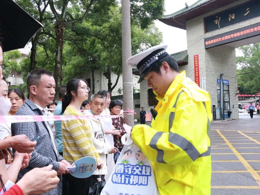 执笔逐梦 藏蓝相伴——永州公安全程守护高考第二天
