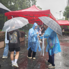 永州一中高一学生志愿者雨中护考