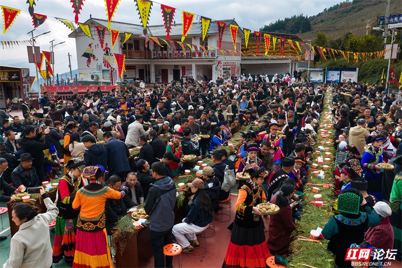 11月16日,甘洛县总工会举办的“欢歌库史啦 彝宴迎新年”千人宴,拉开了2025年彝历新年系列活动的序幕。全县各级劳动模范、致富能手、科技新人、优秀干部群众代表和外地游客代表成为座上宾。.jpg