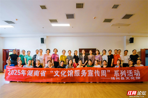 nEO_IMG_“文化周”广场舞班合影 (2).jpg