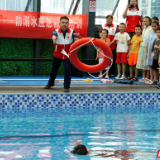 致命危险潜伏暑假，志愿者教孩子掌握溺水“保命技能”