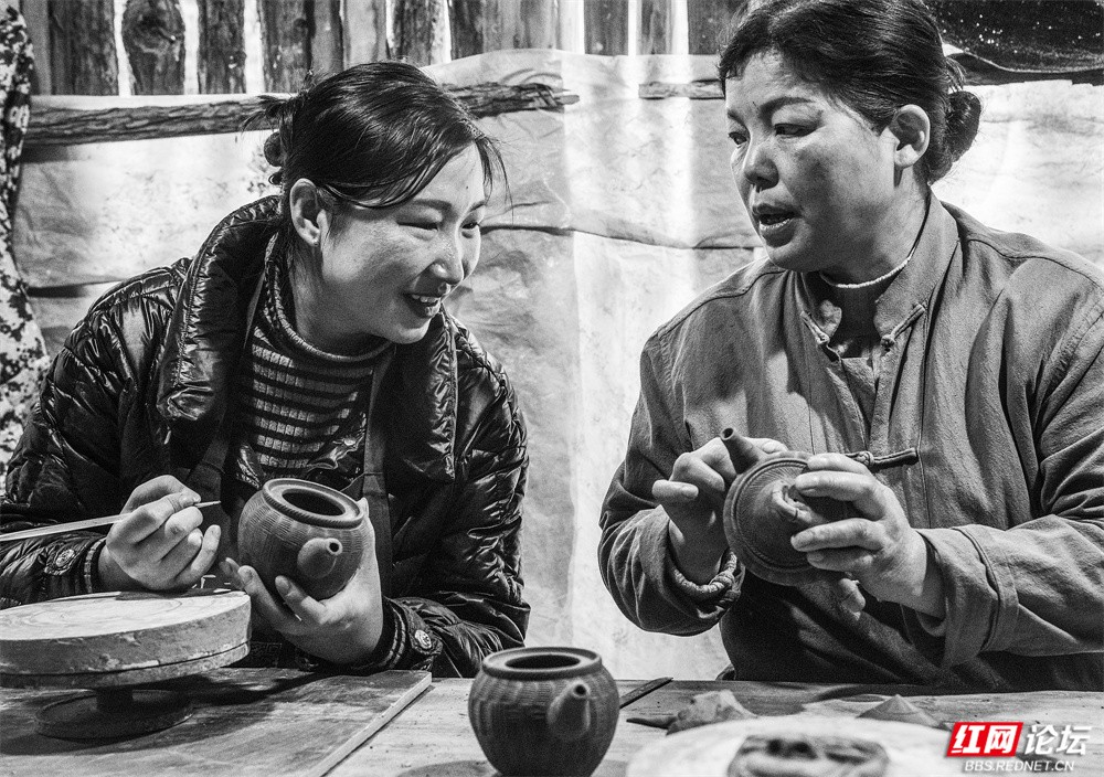 nEO_IMG_3月 图说:《非遗传承》 2025年3月16日拍摄于湖南省非物质文化 遗产项目怀化市辰溪土陶非遗基地。市级土陶非遗传人向玉兰传授技艺。DSC_5740.jpg