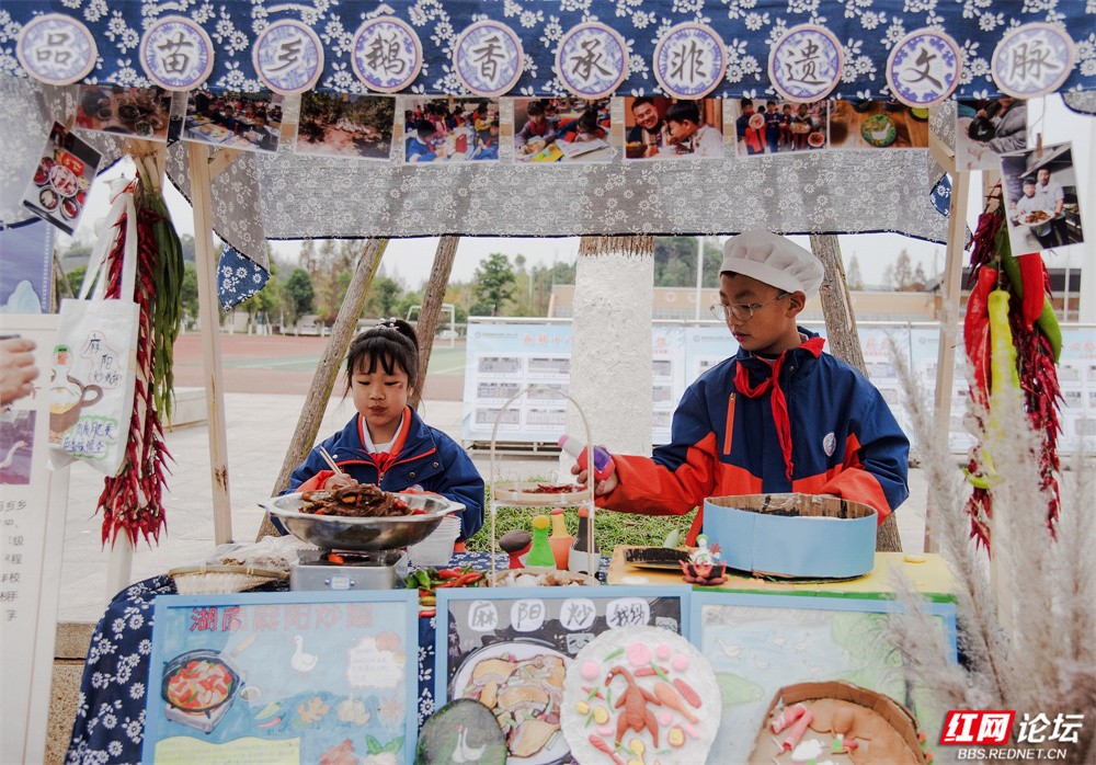 nEO_IMG_12月 图说:《非遗进校园》2025年12月4日拍摄于湖南省怀化市麻阳苗族自治县锦江二完小 DSC_4383 拷贝.jpg