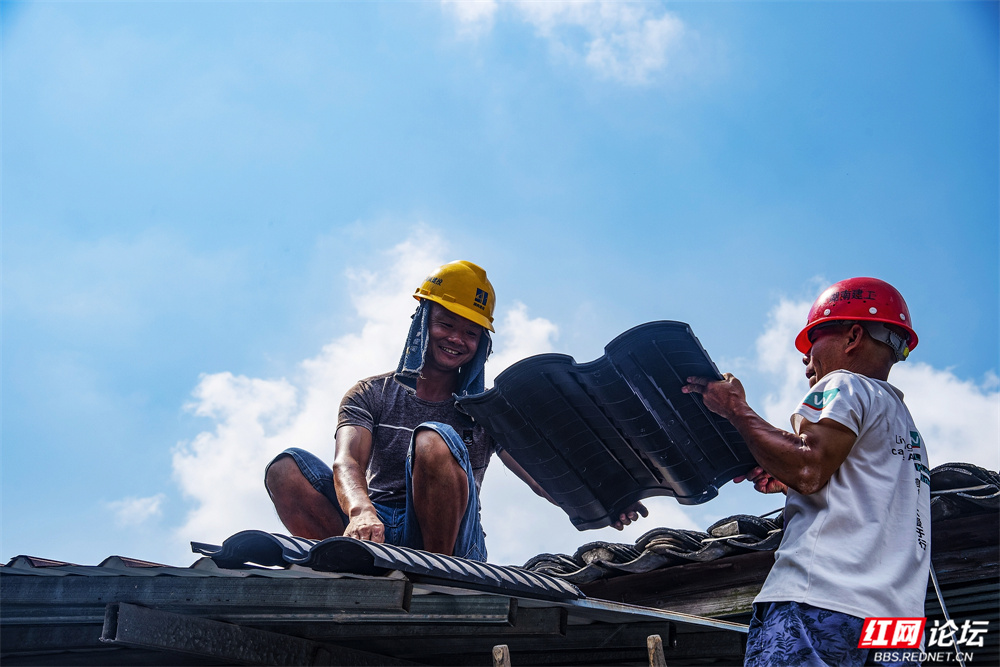 nEO_IMG_7月 图说:《我劳动,我快乐》 2025年7月31日,拍摄于湖南省怀化市中方县荆坪古村。DSC_4174.jpg