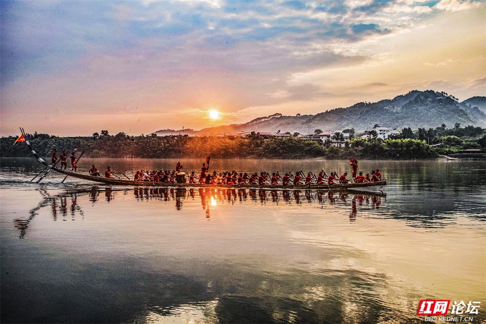 nEO_IMG_6月 图说:《新龙游江》 2025年6月6日,拍摄于湖南省怀化市辰溪县龙头庵乡大村村, 按 传统习俗举行的新龙舟下水仪式。 DSC_2121.jpg