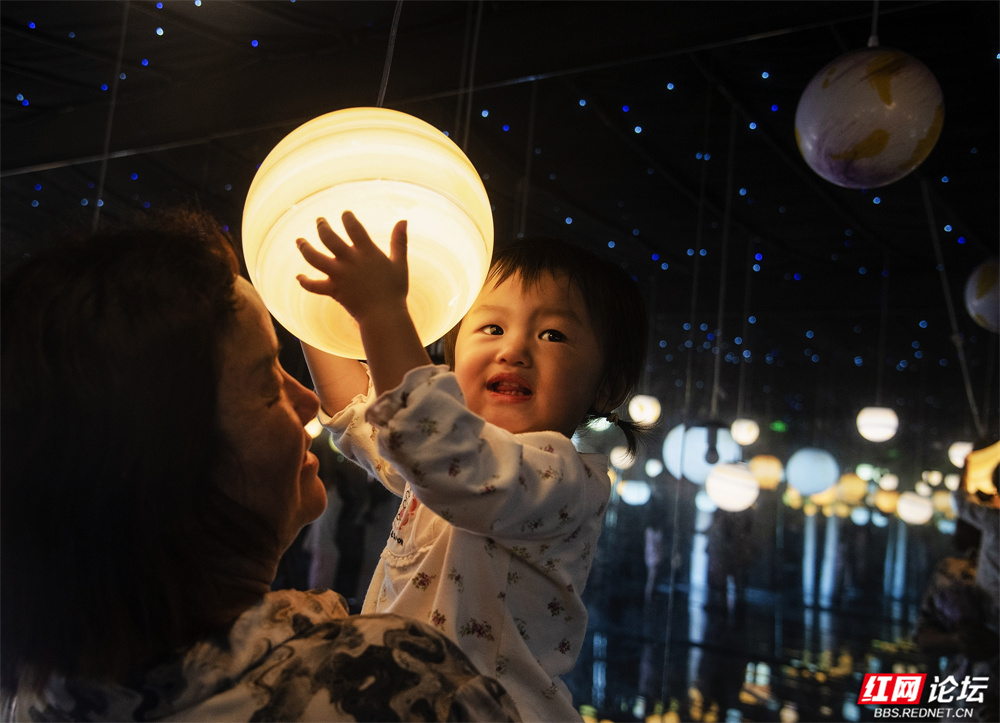 nEO_IMG_6月 图说:《我捧到了月亮》2025年6月29日,拍摄于湖南省湘西自治州泸溪县浦市古镇。.jpg