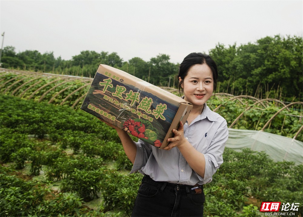 nEO_IMG_5月 《义务代言 人》 2025年5月18日,拍摄于湖南省怀化市辰溪县100年兵工小镇孝坪镇千里坪蔬菜基地,乡镇干部免费为家产品代言。DSC_9626.jpg