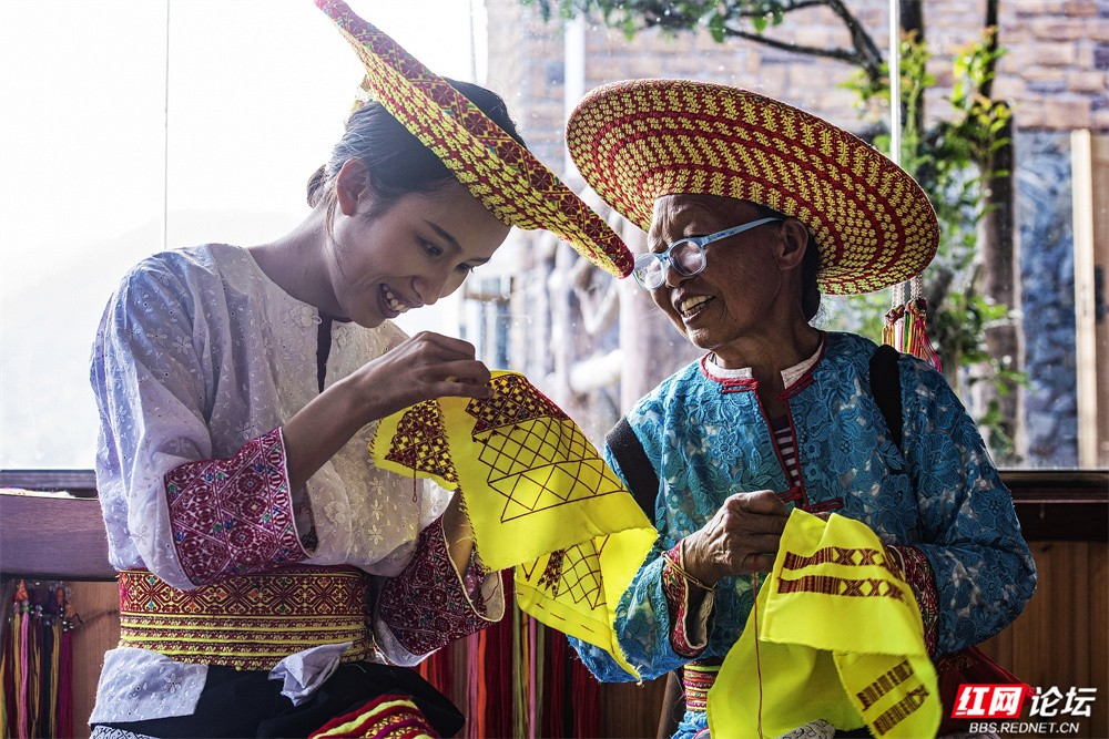 nEO_IMG_8月 图说:《技艺交流》2025年8月3日,拍摄于湖南省怀化市溆浦县山背村,国家级非遗项目花瑶挑花,一对绣娘交流挑花技艺。DSC_5310.jpg