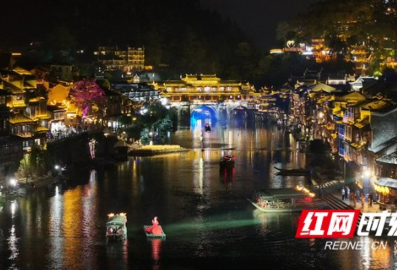 “五一”凤凰古城火出“国际圈” 千年古韵惊艳世界游客