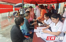 湘西州精神病医院开展“党建引领健康先行 医疗共建惠民生”巡回义诊活动