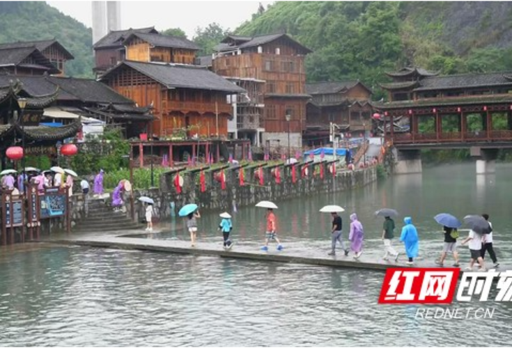 古丈县墨戎苗寨迎暑期旅游热潮