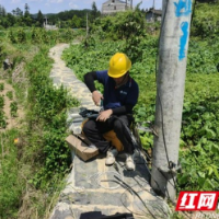 组图｜战高温：湘西联通人不惧高温“烤”验  保通信畅通