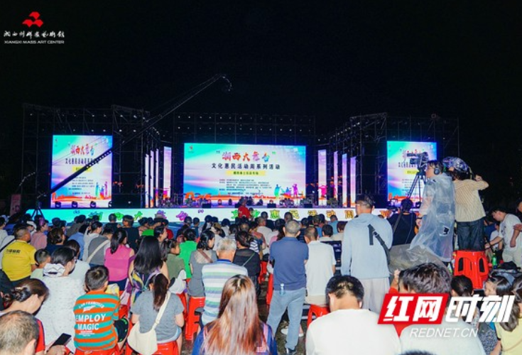 “湘西大舞台”文化惠民  本土乐队露天演出点亮城市夏夜
