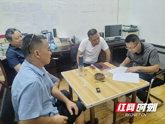 乡镇领导、工作队研读资料，确定追讨方案.marked.jpg