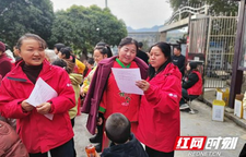 湘西联通“银龄守护”进社区 数字助老暖新春