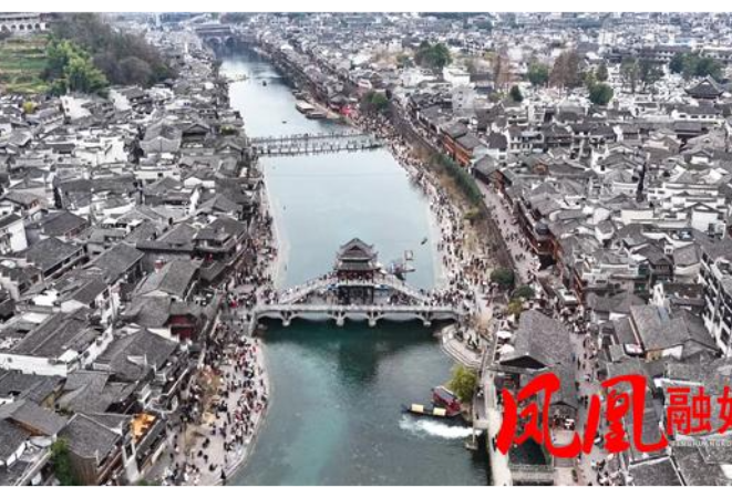 凤凰古城入境游持续升温 外国游客沉浸式体验古城年味