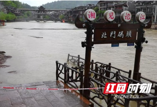 凤凰古城：雨势减弱水位回落 景区游客正常游览
