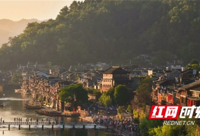 清明小长假 凤凰古城迎来春季出游小高峰