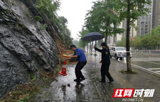 吉首城管迎战强降雨 保障城市运行安全