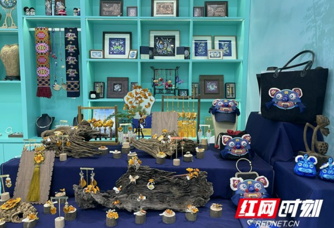 湘西州参展第二十二届深圳文博会——“湘西有礼”演绎非遗活态传承新路径