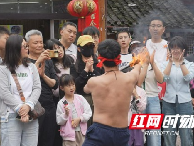 五一非遗盛宴点亮凤凰古城 南边街绝技轮番上演尽显湘西秘境风华