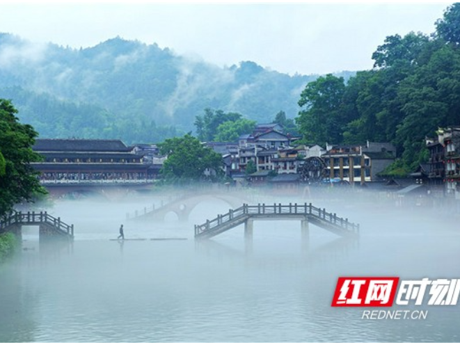 烟雨入画，凤凰古城宛若水墨丹青