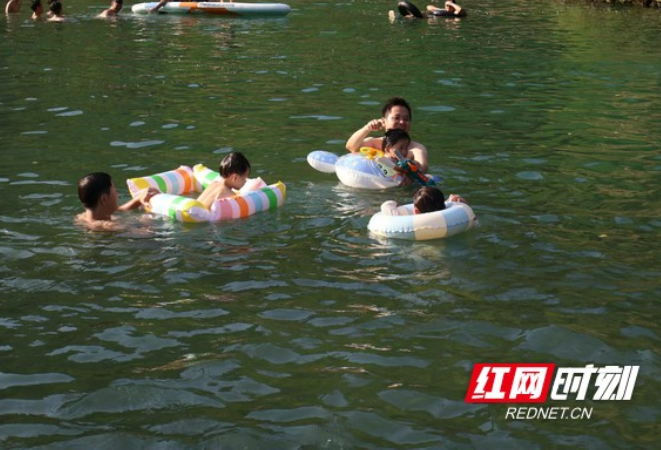神秘湘西爽一夏丨夏日亲水正当时！吉首市这条河道焕新成天然浴场