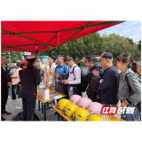 安全理念 随“盔”同行 交警岳阳楼大队沉浸式互动筑牢安全出行防线