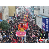 湖南汨罗：锣鼓震天！长乐抬阁“斗”出千年烟火气