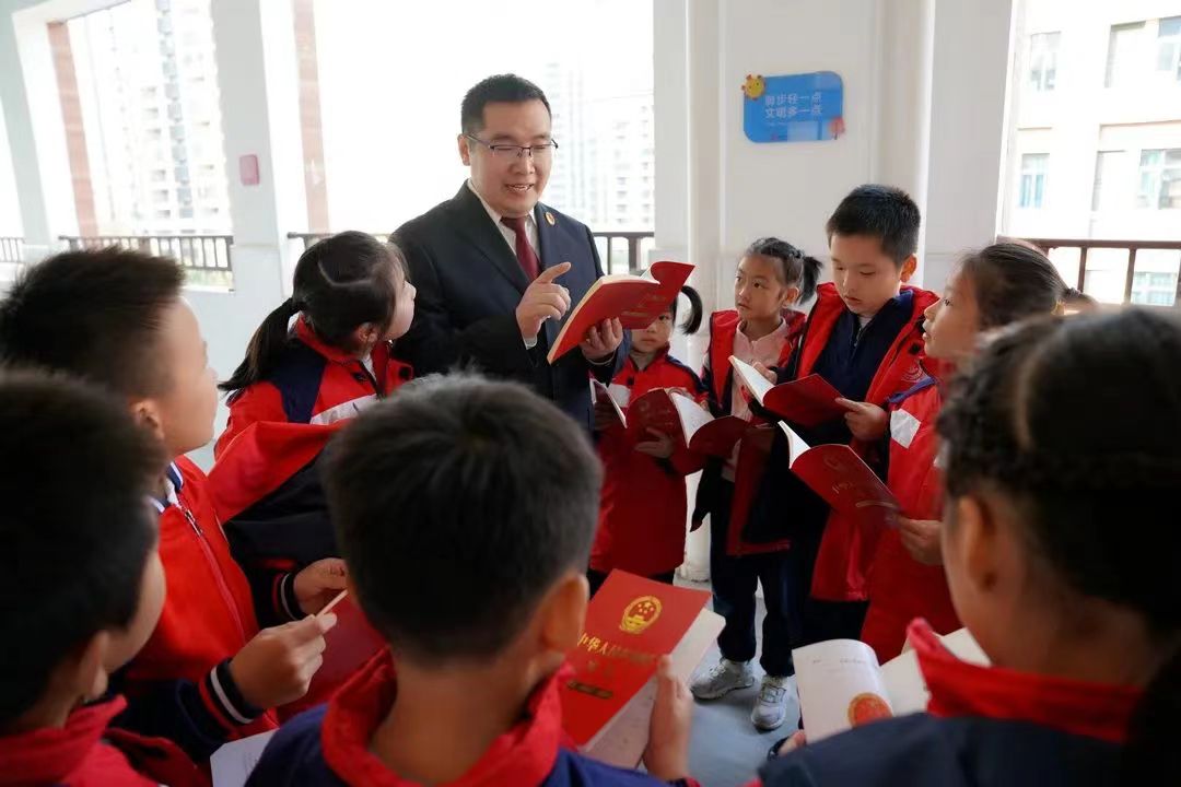 法治副校长在校园开展宪法宣传.jpg