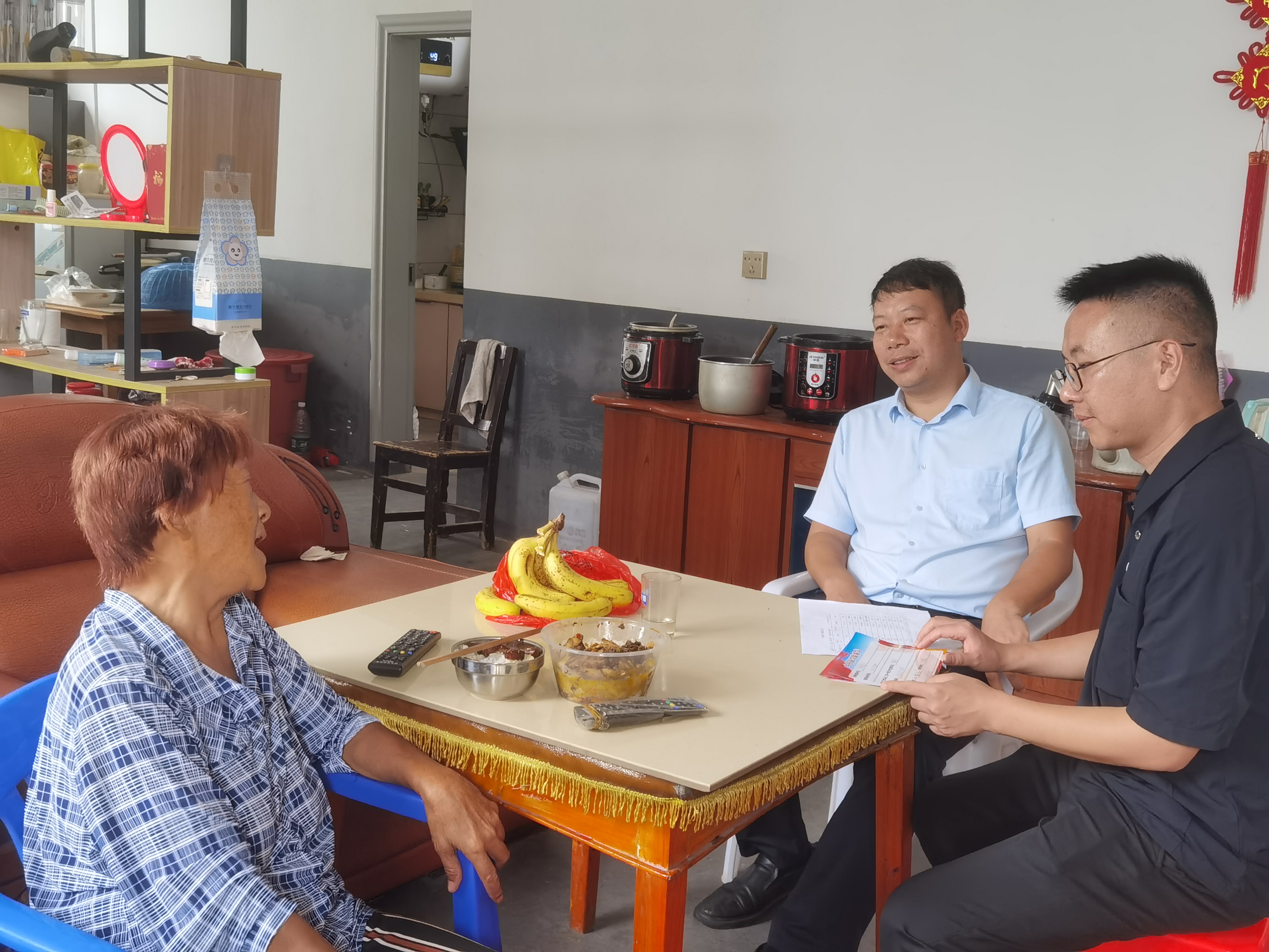 汾市镇：叩门走访解民忧
