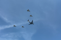 视频 | 山河铭记，英雄回家！载着志愿军烈士遗骸回国的运-20顺利到达，四架歼-20伴飞护航