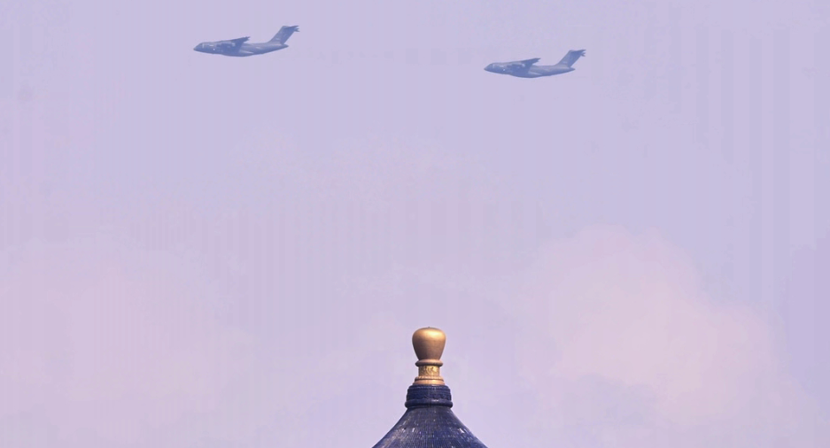当受阅战机从北京天坛上空飞过 与祈年殿同框的瞬间壮美无比