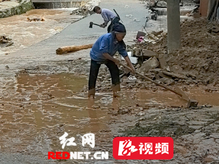 视频 | 湖南怀化通道县遭今年入汛最强降雨，洪水退去后，76岁奶奶光着脚清淤：“我七十多岁了，从没见过那么大的水”