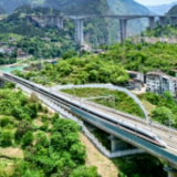 好评中国丨暑期文旅乘“热”而上，中国经济热潮奔涌