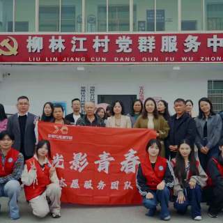 湖南大众传媒职业技术学院师生将拍摄课堂搬进田间地头