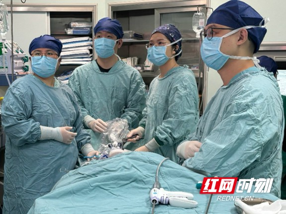在多学科全力配合下，湖南省人民医院妇科团队为女孩顺利完成卵巢组织取材转运冻存术。.wm.jpg