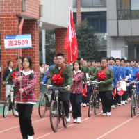 运动会变“校史穿越剧” 地质中学学子青春演绎七十载办学路