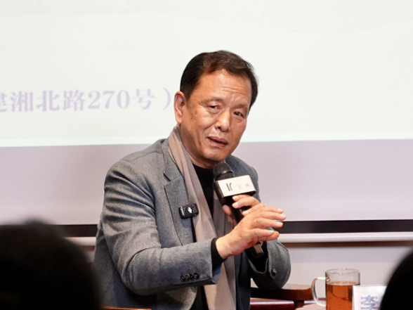 李敬泽携新作《引回风》亮相岳麓书会 与何立伟畅聊“荡秋千式”写作