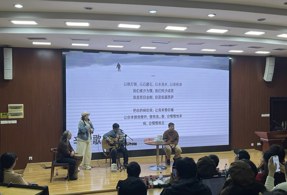 刘年携最新诗集《一生事，一捧雪》走进校园 举办诗歌弹唱会