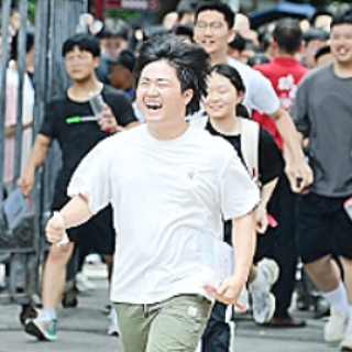 直击高考丨走出考场，阳光伴随