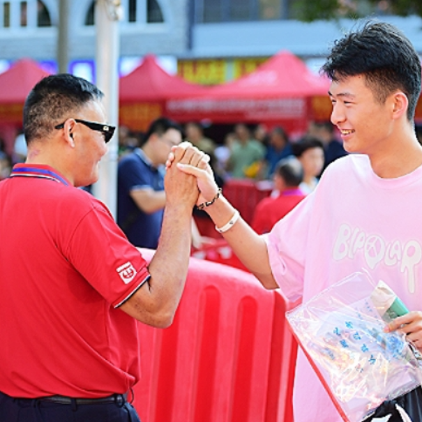 直击高考｜长沙市一中考点：送考老师持续十三年与考生击掌鼓劲