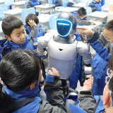 太炫酷！春晚同款机器人与航模齐助阵，长沙这所学校的开学典礼“科技感”拉满