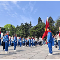 烈士塔前“真的懂了” 清水塘江湾小学开展清明祭扫英烈活动