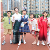 花木兰、牛顿、航天员都来了——这所学校的六一玩疯了