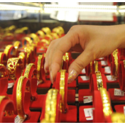 国际金价站上5200美元/盎司 国内金饰价超1600元/克